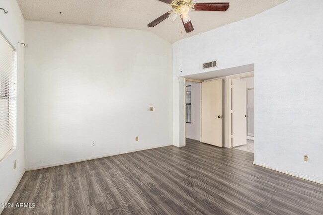 Building Photo - 8827 W Amelia Ave
