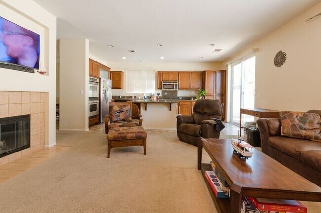 Building Photo - 4 Bed Home for Rent Palmdale CA 93551