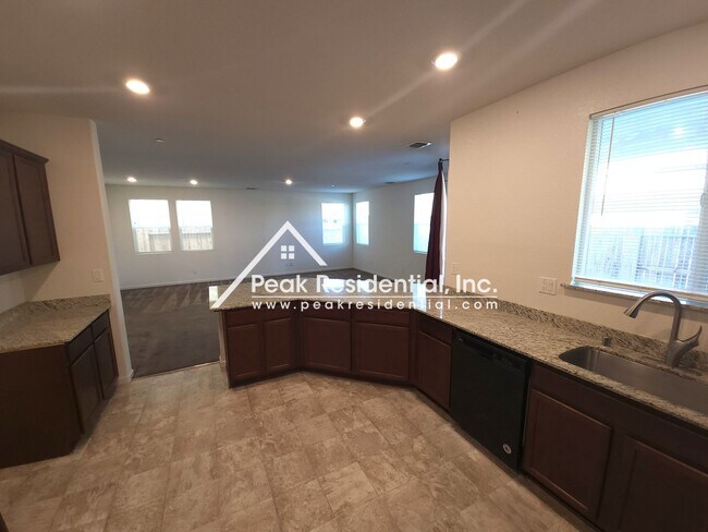 Building Photo - Newer North Natomas 4bd/3ba Home!