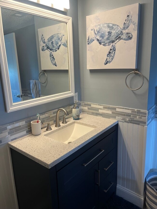 Building Photo - Stunning 2 bed 2 bath condo with terrific ...
