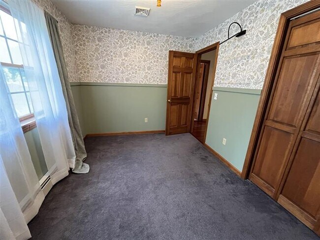 Building Photo - Three Bedroom Single Family House for Rent...