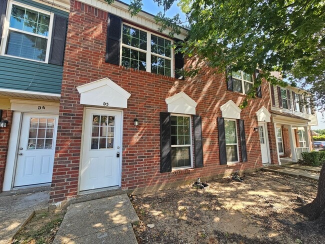 Building Photo - Recently rehabbed. Available now