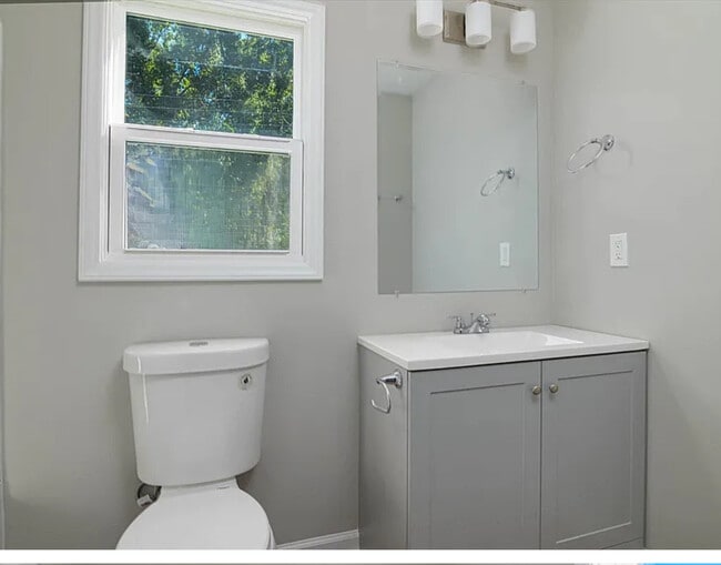 Building Photo - 1062 Glenarden Dr