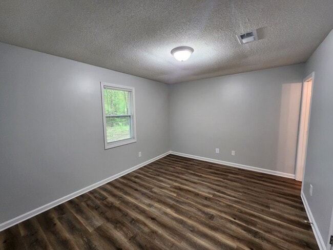 Building Photo - 723 W Creek Cir