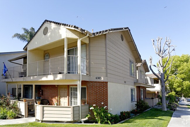 Primary Photo - 6303-6305 Comstock Ave