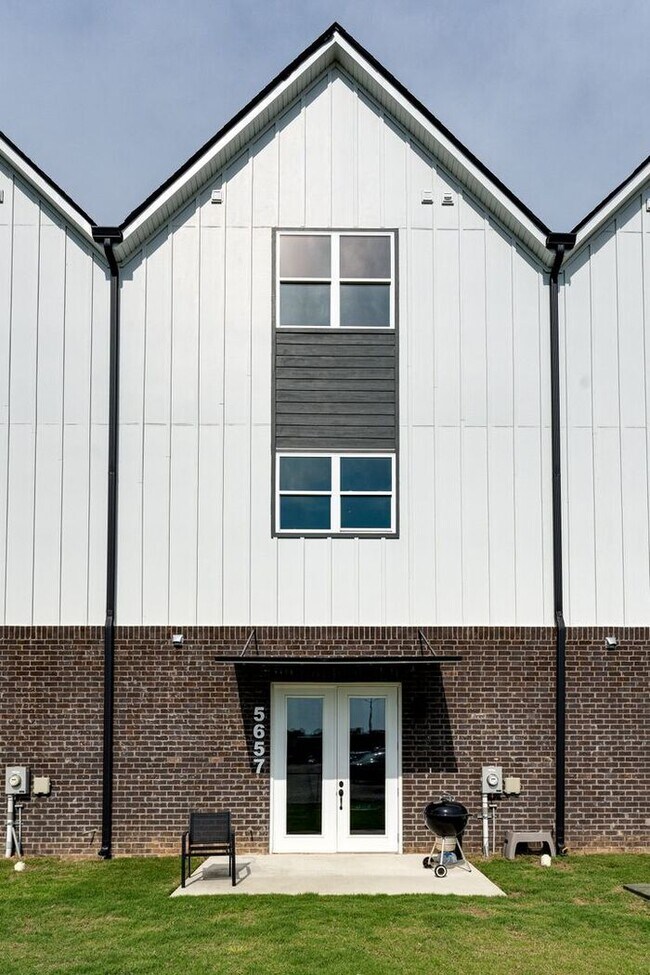 Building Photo - 5657 Sofias Cir