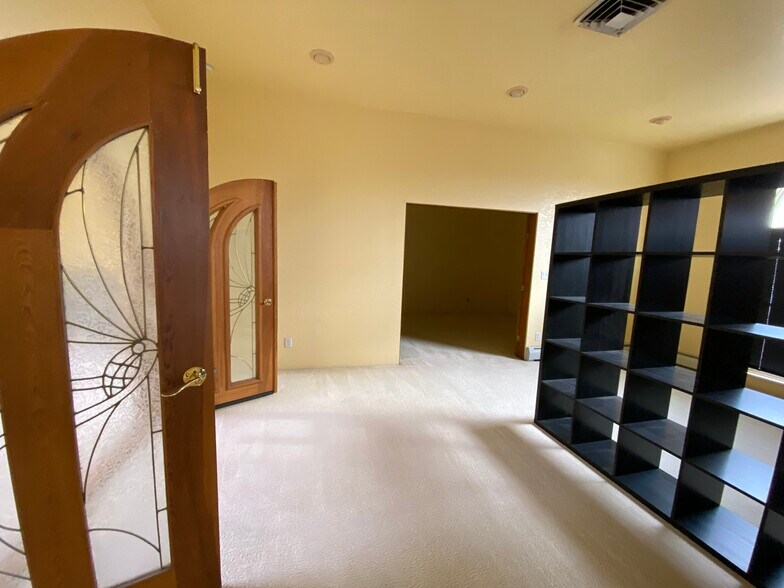 Building Photo - 313 S Victoria Ave