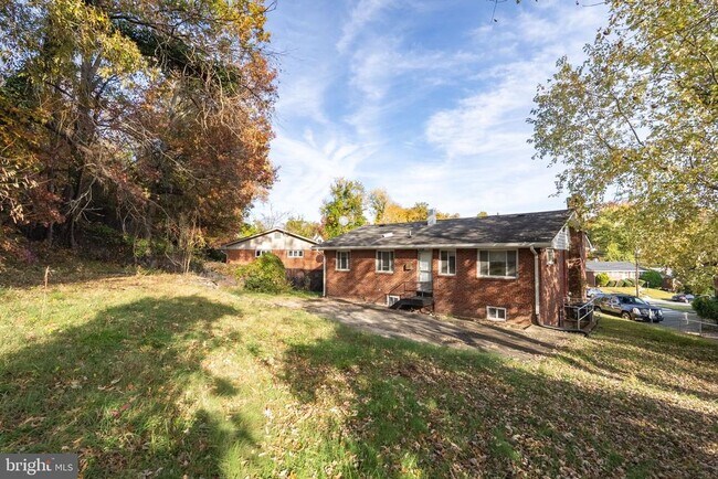 Building Photo - 3001 Fairhill Ct