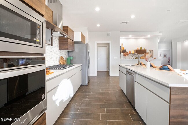 Building Photo - 245 Emerald Tower Dr