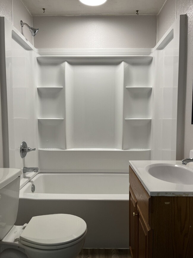 Building Photo - 1 Bedroom Upstairs Duplex