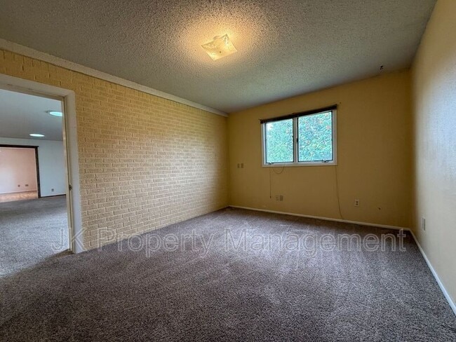 Building Photo - 806 Forest Ave