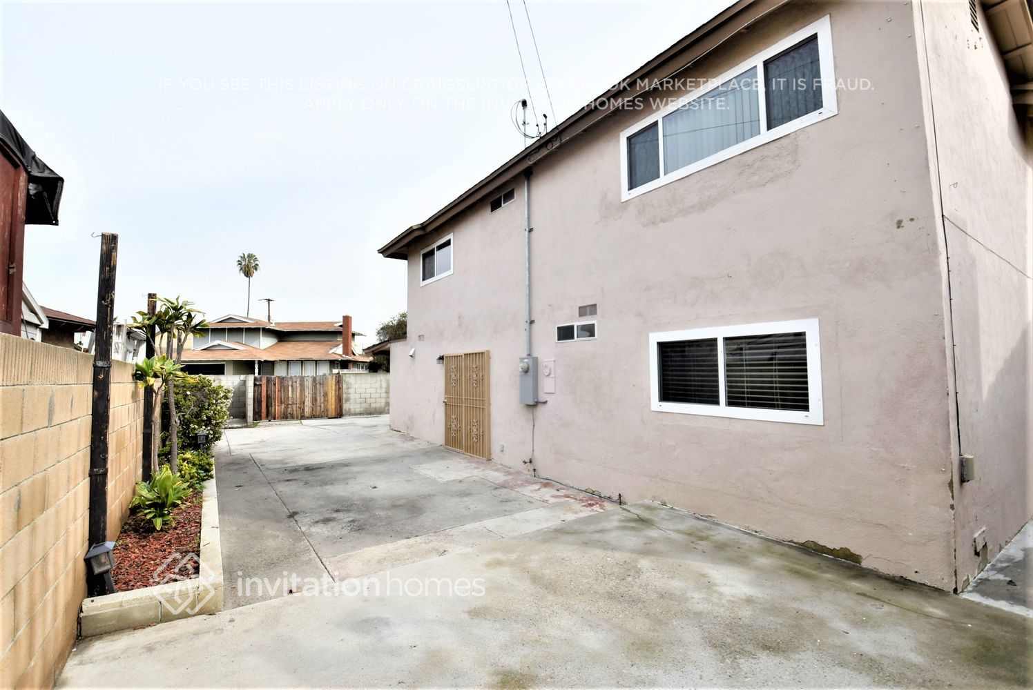 Building Photo - 835 E Claude St