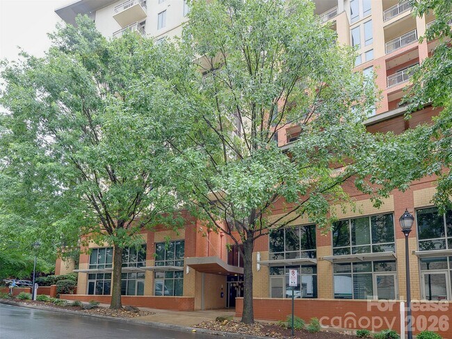 Building Photo - 701 Royal Ct