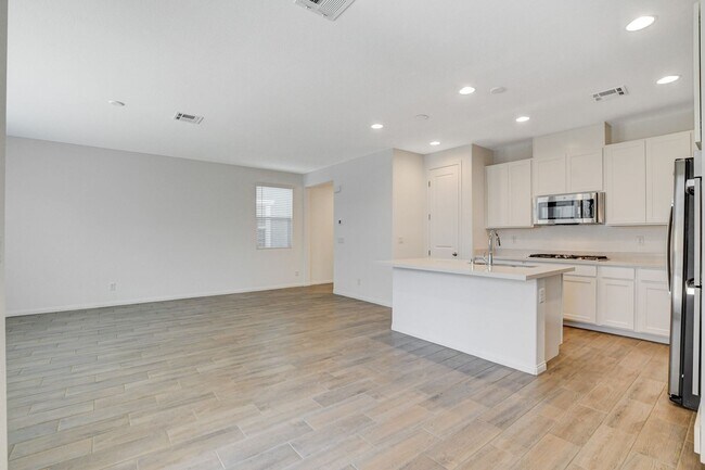 Building Photo - Newly built Home, gated