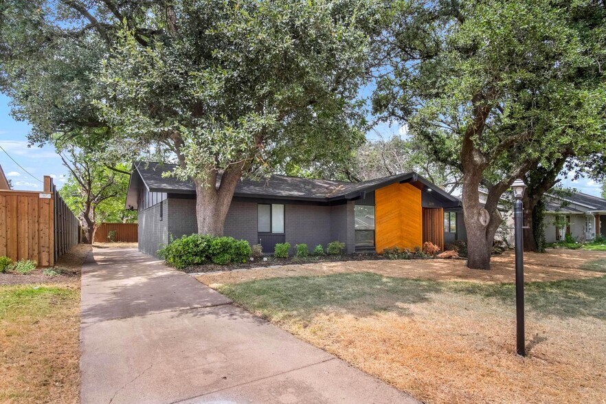 Building Photo - Bright Northwest Dallas home on large quarter-acre lot