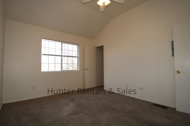 Building Photo - 2 Bedroom Townhome Ready For You!