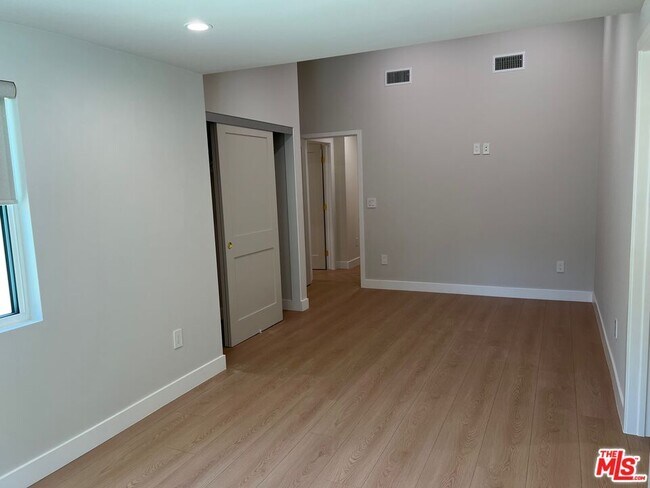 Building Photo - 13338 Magnolia Blvd