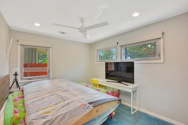 Building Photo - 2410 Bryan St