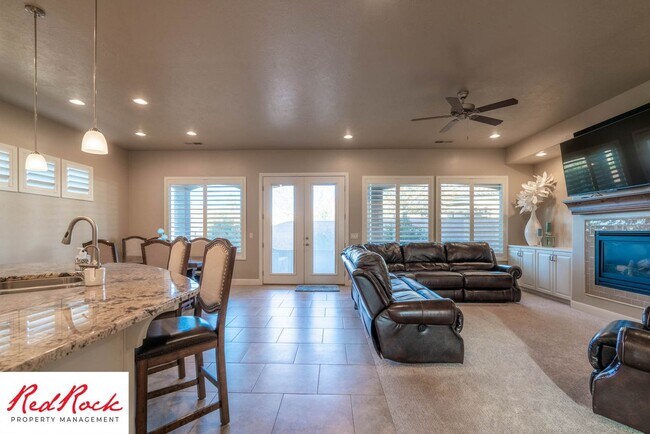 Building Photo - Stunning 2 Bedroom Fully Furnished Home. Community Pool & Mini Golf!