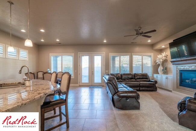 Building Photo - Stunning Fully Furnished 4 Bedroom Home. Community Pool & Mini Golf!