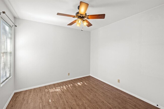 Building Photo - 9807 Hundred Oaks Cir