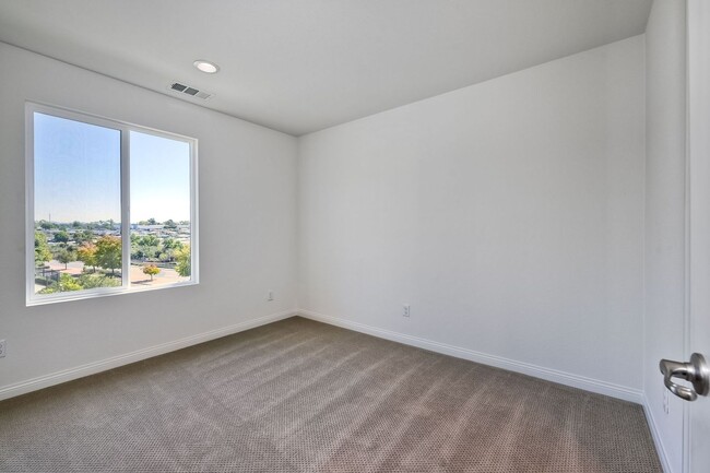 Building Photo - Available Now! 3 Story Townhome - New Construction!!