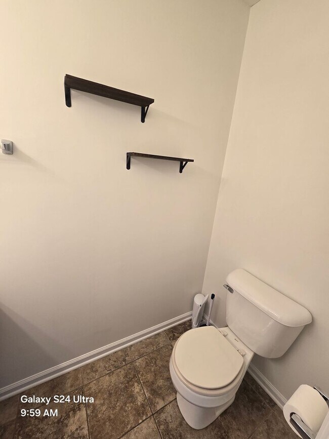 Building Photo - 3 Bedroom, 2 bath house with a bonus room and one car garage.