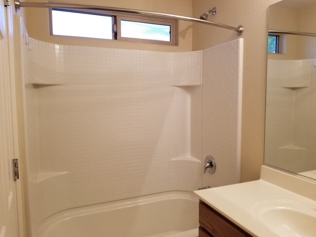 Building Photo - This spacious  4 bed 2.5 bath house -Blue Horizon Subdivision