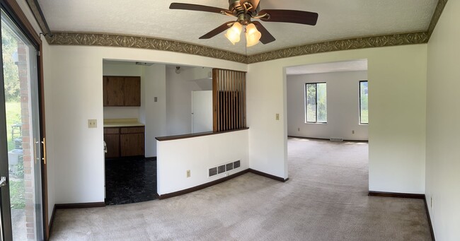 Building Photo - 2 Bedroom 1 Bathroom Townhouse in Shaler Area School District