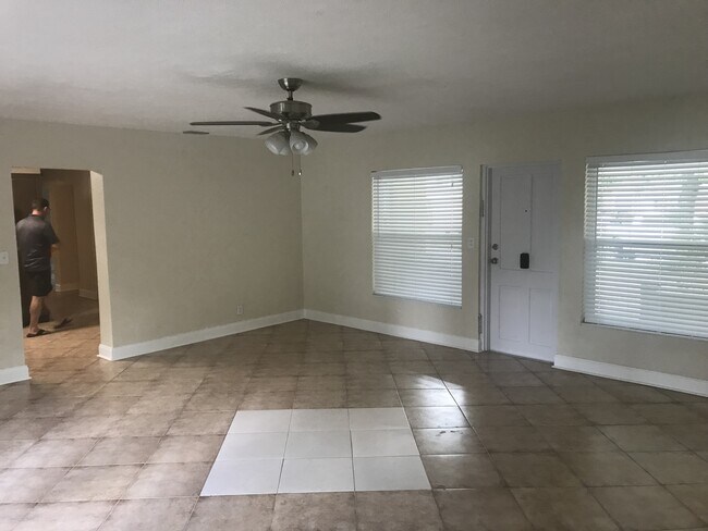 Building Photo - Large Old West Tampa Home