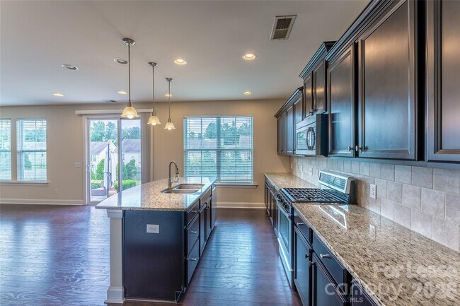 Building Photo - 1310 Middlecrest Dr NW