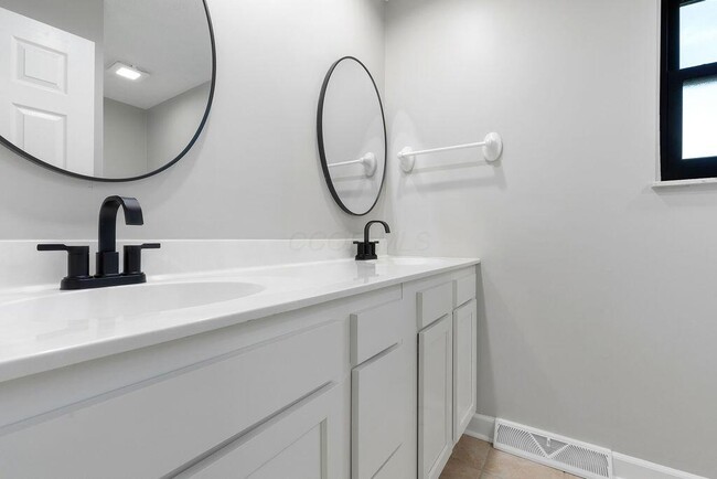 Building Photo - 554 Pointview Dr