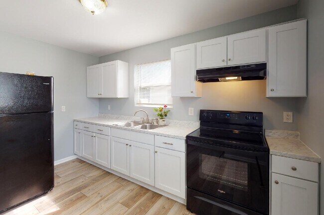 Kitchen - 1003 Lowry Ave