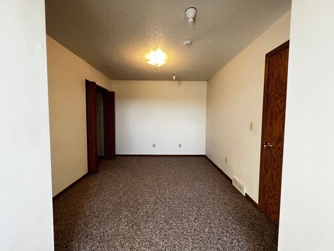 Building Photo - $1,800 | 3 Bedroom, 2 Bathroom Apartment |...