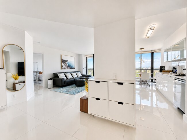 Building Photo - 3640 Yacht Club Dr