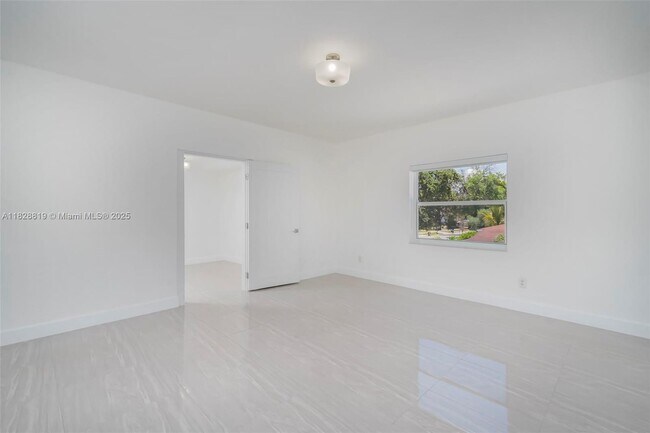 Building Photo - 590 SW 23rd Ave