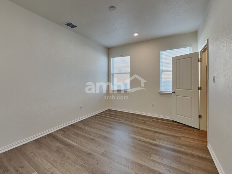 Building Photo - 2709 Lillybrook Ln