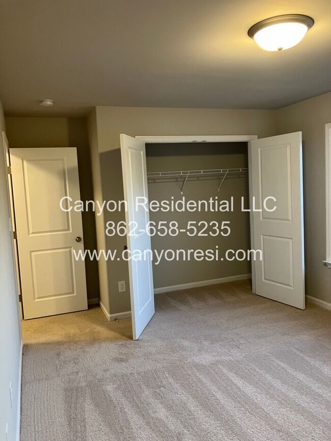 Building Photo - Great 3 BR 2 BA in great location won't last long!