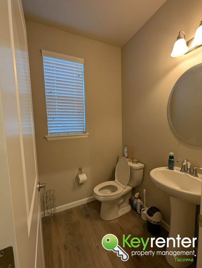 Building Photo - Spacious Northeast Tacoma 3 Bedroom Home for Rent Near Browns Point