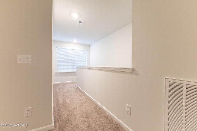Building Photo - 509 Birdsong Dr