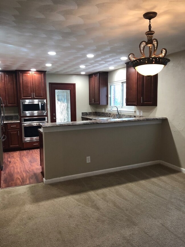 Building Photo - GORGEOUS HOME IN ARAGONA!