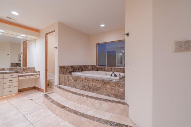 Building Photo - 340 Le Grande Cir