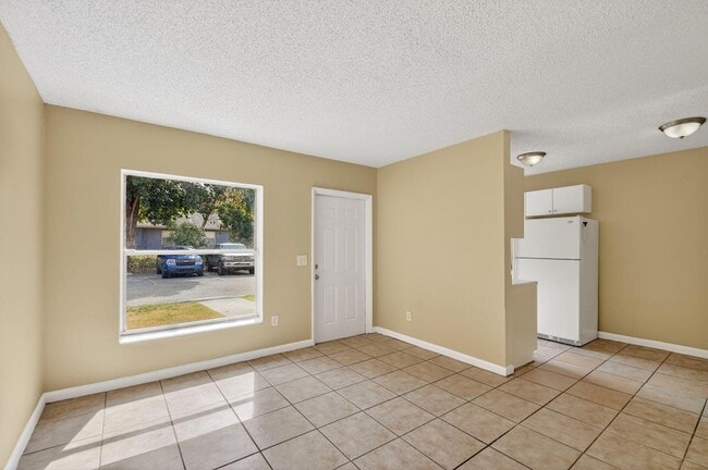 Building Photo - 4825 Serafica Dr