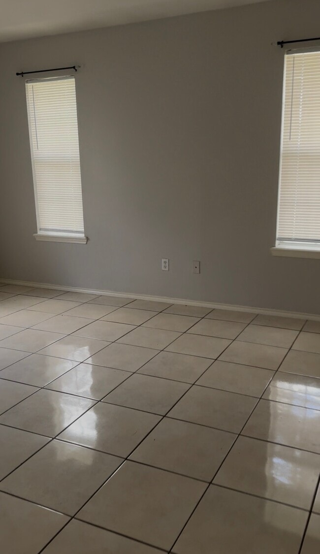 Building Photo - 1105 Lexington Cir