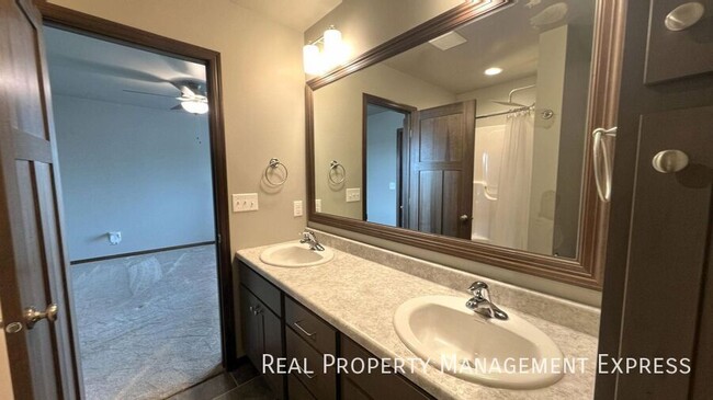 Building Photo - Modern 3 Bed, 2.5 Bath with Loft | Located...