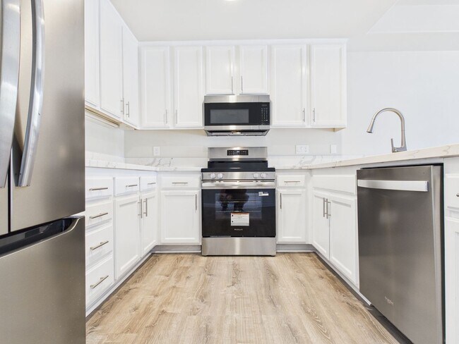 Building Photo - NEW NEW NEW remodeled -3bedroom/3bath Town...
