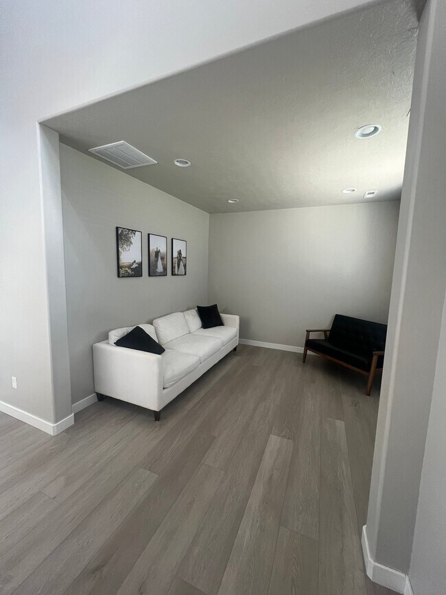 Building Photo - 887 S 370 W
