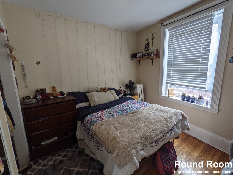 Building Photo - 158 Kelton St