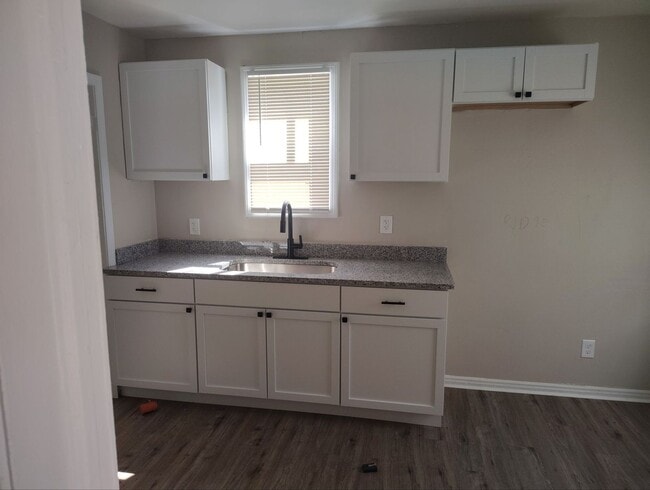 Building Photo - This beautifully updated 3-bedroom, 1-bath...