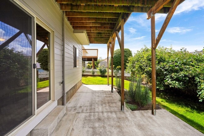 Building Photo - Spacious 4 bed, 3 bath home with sprawling views in West Salem